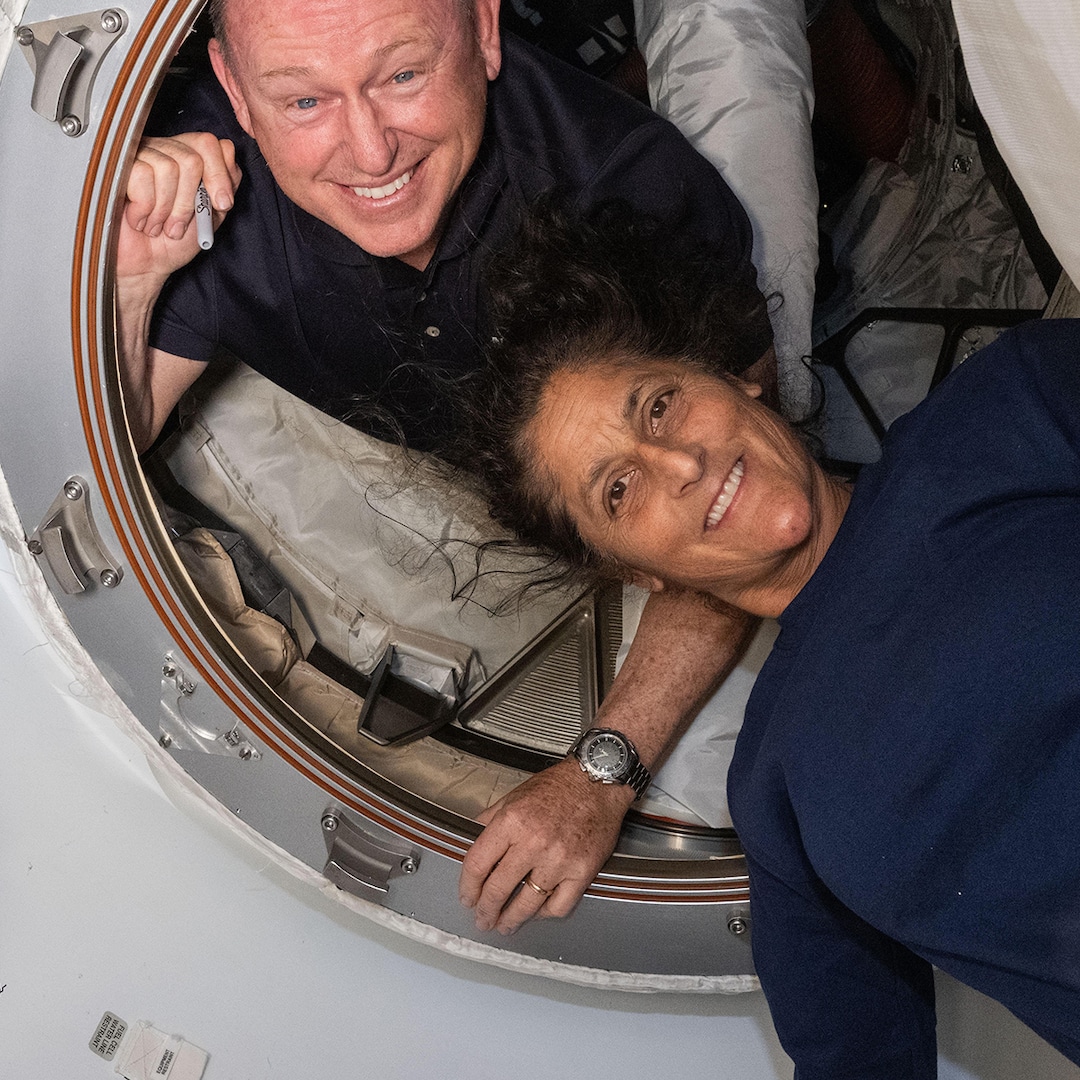 astronauts-stretchers-landing